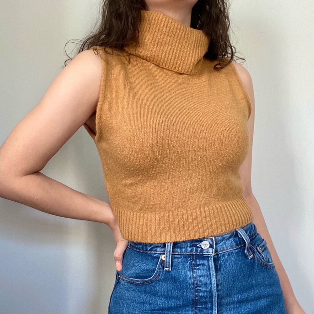Sleeveless Turtleneck Cropped Top
